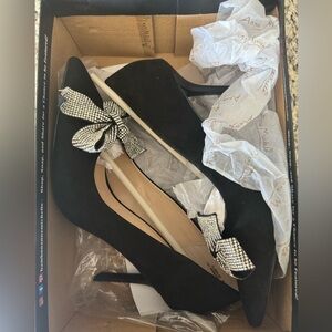 Black heels with bow